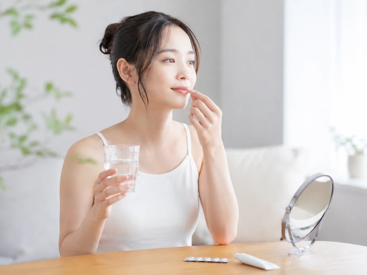 ご自宅で内服薬・外用薬でのケアを続ける女性のイメージ写真